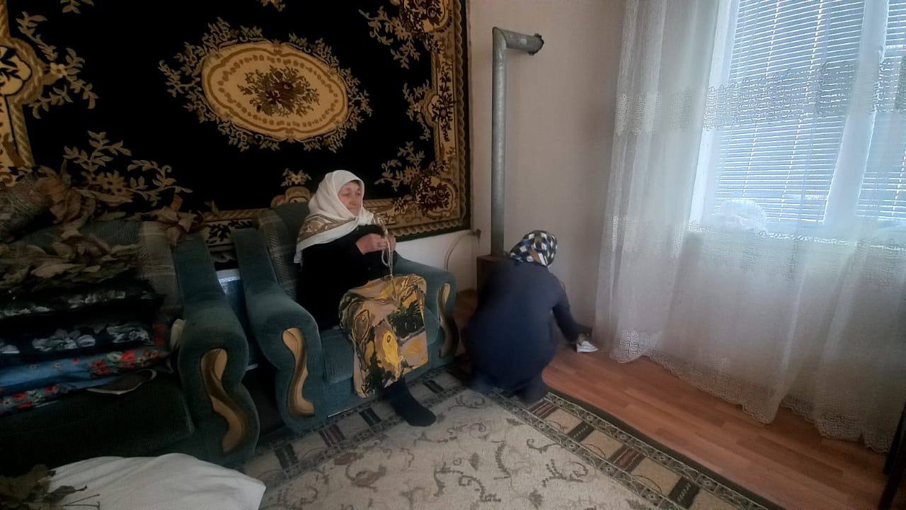 Социальный работник социального обслуживания на дому отделения № 2 Харесеева Заира   селении Тлярата оказывает социально-бытовую,услугу своей подопечной с целью оказания социальных услуг.